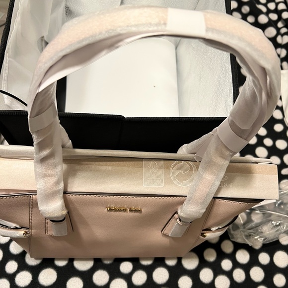 NWT- Large Michael Kors Blush Pink Tote Bag. Comes with a Dust bag and gift box - Picture 4 of 6